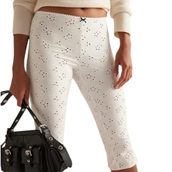FREE PEOPLE EYELIT LACE BLOOMER CROP LOUNGE OFF WHITE PANTS LARGE NWT X REVOLVE - Picture 1 of 5